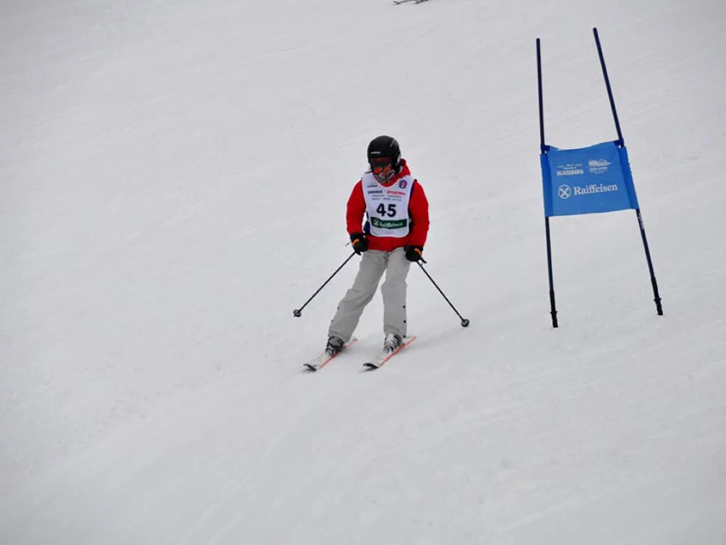 Skifahrer mit Startnummer 45 auf der Rennstrecke.